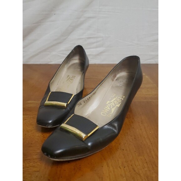 Salvatore Ferragamo Black Leather Pumps W/Signature Gold Buckle Sz 8.5 AA Vntg - Picture 1 of 7